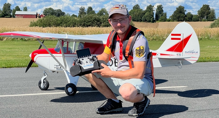 Team Erhard vor dem Modellflieger von Multiplex